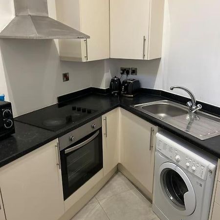 Modern 1 Bed Apartment In Salford Manchester Bagian luar foto