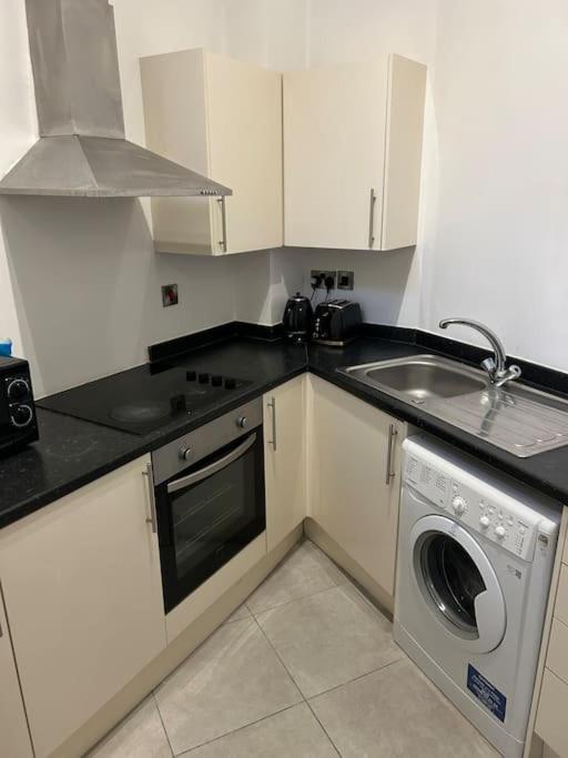 Modern 1 Bed Apartment In Salford Manchester Bagian luar foto